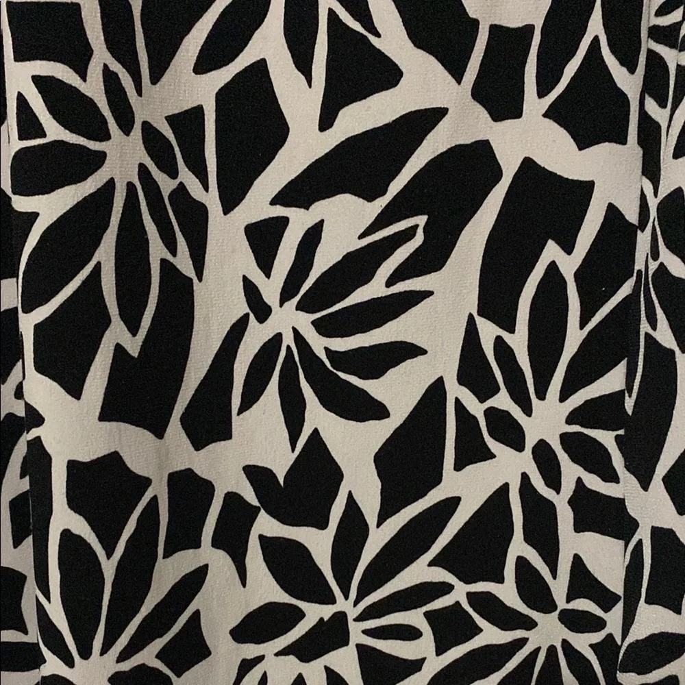 Elegant Black and White Floral Skirt - Picture 2 of 3